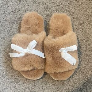 Cozy Tan Faux Fur Slippers with Bow